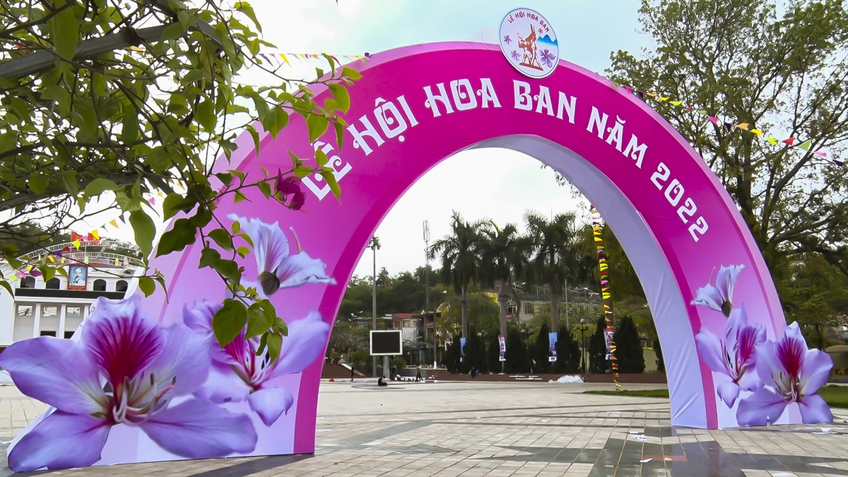 KHAI MẠC LỄ HỘI HOA BAN ĐÚNG NGÀY MỞ MÀN CHIẾN DỊCH ĐIỆN BIÊN PHỦ 68 NĂM TRƯỚC