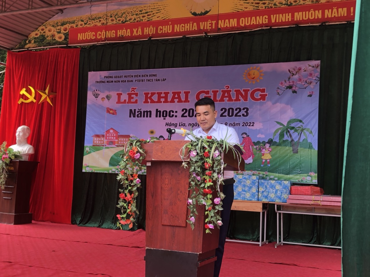 đọc khen thưởng